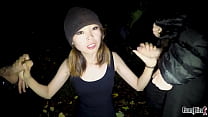 Asiatische Teenager beenden schnell ihren öffentlichen Blowbang vor Ausgangssperre