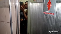 Policial sapatão  flagrada no banheiro fodendo com Leo ogro
