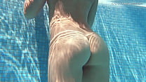 Jessica Lincoln est excitée et nue dans la piscine