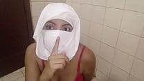 Настоящая арабка-мусульманка сквиртует в хиджабе, мастурбирует сливочную киску и показывает большие сиськи харам