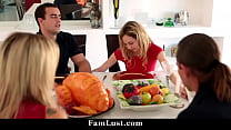 Stiefschwester fickt Stiefbruder beim Thanksgiving-Dinner