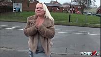 Garota amadora BBW UK urinando ao ar livre