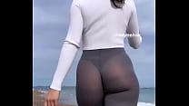 Latina sexy che cammina in leggings trasparenti