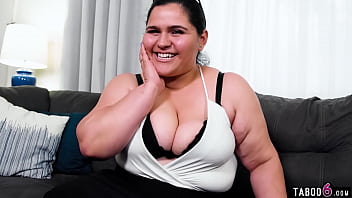 Karla Lane, conseillère en carrière BBW, l'a surpris en train de regarder ses énormes seins