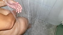 Duschen Sie mit der Hahnrei-Heißfrau