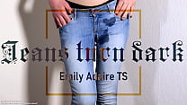 Trailer: i jeans si scuriscono - TS le piscia nei pantaloni - I jeans bagnati - Emily Adaire trans tedesca bagnata fradicia casual magra