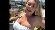 Big Tit quase pego em arriscado rooftop público masturbação