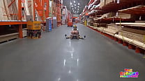 Il pagliaccio si fa succhiare il cazzo in The Home Depot