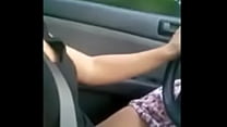 dirigindo enquanto se masturba