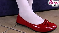 Infermiera arrapata in calze gioca con le sue scarpe e i suoi piedi