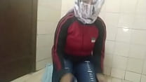 Арабская мусульманская мама العربية الجنس أمي мастурбирует сквиртующей киской на веб-камеру в прямом эфире вместо того, чтобы молиться "