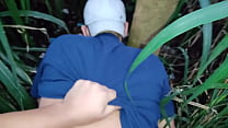 Homme marié donnant son cul pendant qu'il fait noir dans la brousse