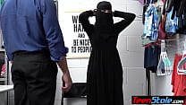 Vollbusiger Teenie-Dieb Delilah Day in Hijab-Bestrafung von einem perversen LP-Offizier gefickt