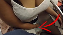 Unbekannte blonde Milf mit großen Titten fing an, meinen Schwanz in der U-Bahn zu berühren! Das heißt Clothed Sex?