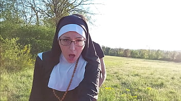 Cette nonne ce fait remplir le cul de sperme avant de ce rendre a l'église!!