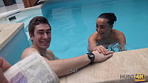HUNT4K. Morena magra transa com estranho na piscina perto de seu homem