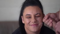 Intensiver Nahaufnahme-Blowjob mit heißer Gesichtsbehandlung für schöne Pfote