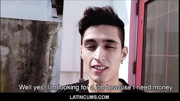 LatinCums.com - Dünner heterosexueller Latino-Teen-Junge, der gegen Bezahlung schwul ist, fickt mit heißem Maler