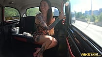 Fake Taxi Tattooed Babe verführt den Taxifahrer, indem es ihren tätowierten Körper zeigt