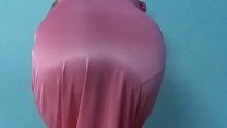 A tia Mallu aparna tirando a camisola rosa e mostrando nudez.