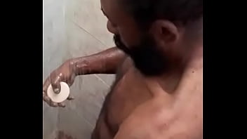 O mendigo tomando banho para fuder............. mendigosmo.blogspot