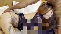 黒いタートルダブの恋人がメリッサ・リスボアのピンクの猫に毛皮を打ち、肌にセンセーションを巻き起こす
