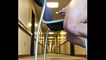 Masturbazione rischiosa nel corridoio
