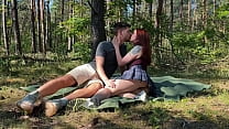公園でのピクニックでの公開カップルのセックス