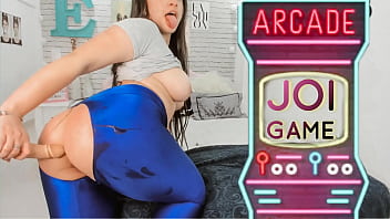 Fille latina sexy gamer contrôlant ta bite comme son joistick de jeu vidéo JOI branle les instructions adoration du cul, cette fille a vraiment un cul parfait !!!!