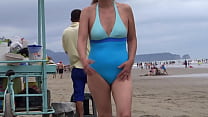 Madre latina de vacaciones en la playa, se exhibe, se excita, se masturba y desea follar, desea mamar una verga