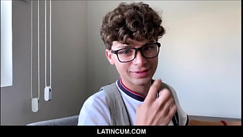 LatinCum.com - Молодого девственного твинка-латиноамериканца Джо Дэйва трахнули незнакомцы в видео от первого лица