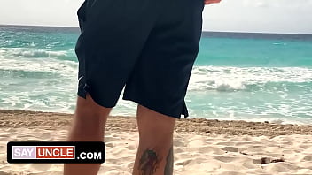 Татуированному парню-латиноамериканцу наполняют задницу за деньги