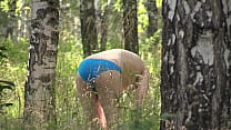 Voyeur beobachtet eine Milf in der Frühschwangerschaft im Freien, während sie im Wald spazieren geht und sich auszieht