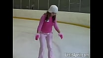 Little April und ihr Soloauftritt auf der Eislaufbahn