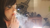 鼻を吐き出すコルクタバコを吸う英国のドム・ティナ・スヌア