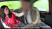Brunette Babe will den Taxifahrer nicht bezahlen