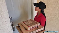 Две возбужденные тинки заказали пиццу и трахнули эту сексуальную азиатскую доставщицу.