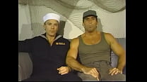 Il membro del servizio militare statunitense Nick Romano e il bluejacket Kip Hardin vogliono servire il loro paese; hanno accettato di buon grado di avere un po' di torta della Marina per l'uguaglianza degli umani sia etero che gay nell'ese