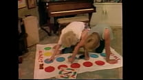 È il momento di Twister! Giocare a quel gioco divertente non è mai stato così eccitante per Pamela Jennings. Solo un supplemento alle regole lo ha trasformato in un brutto thriller sessuale