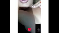 Videoanruf, der mit meiner Freundin spricht und mir ihren riesigen Arsch und ihre Muschi zeigt