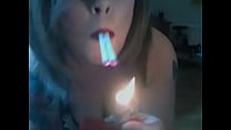 A amante britânica de BBW, Tina Snua, fuma 2 cigarros sem filtro ao mesmo tempo