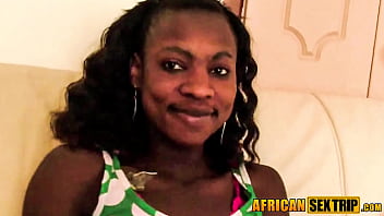 Los labios de una nena africana de sonrisa suave están hechos para chupar pollas