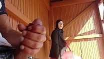 giovane ragazzo sciocca questa ragazza musulmana che stava aspettando il suo autobus con il suo grosso cazzo, OMG !!! qualcuno li ha sorpresi; potrebbe avere problemi e scappare...
