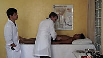Anale paziente asiatico leccato mentre trio allevato dai medici