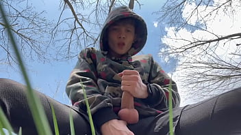 Sweet Boy sacudindo seu pau grande (23 cm) Ao ar livre / Ejaculação enorme na câmera / Rapaz universitário / Dick monstro