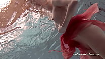 Katya Okuneva zieht sich unter Wasser in ihren roten Dessous aus