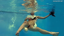La jolie star du porno russe Anastasia Ocean sous l'eau