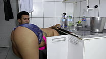Le plombier arrogant a planté le tuyau dans le cul du rabetão coquin. Victoria Dias et M. Rola