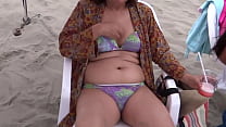 Mi esposa latina, bella madre de 58 años de edad disfruta de la playa, se exhibe, enseña su coño peludo en bikini, se masturba, orgasmos intensos, corrida en su delicioso cuerpo
