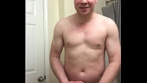 Un mec nu montre les résultats de la salle de gym
